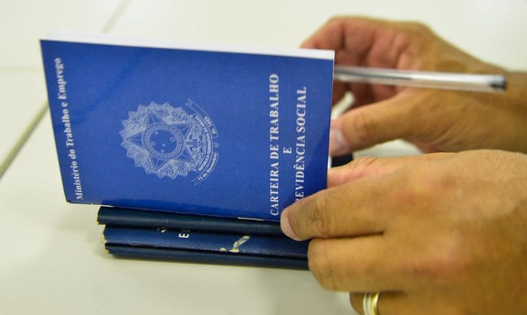 Feriado e Copa esvaziam Congresso; votações ficam para junho