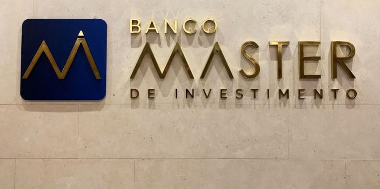 Flávio Bolsonaro ataca PT após PF mirar Wagner no caso Master