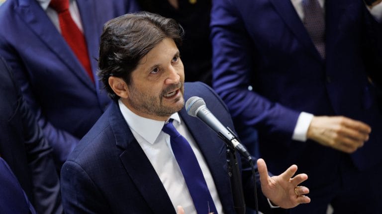 Flávio Bolsonaro chama Lula de ‘presidente turista’ ao defender Neymar