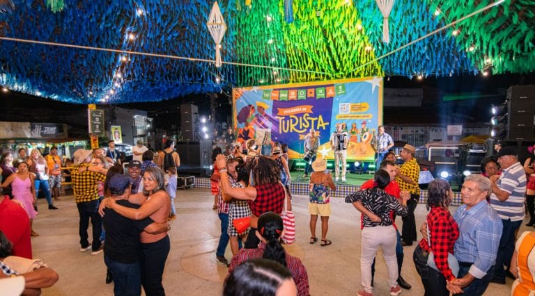 Forró e quadrilha junina animam a Segundona do Turista na Rua São João
