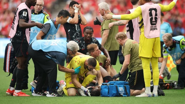 Fratura na perna não impede Koné de se reunir ao Canadá na Copa