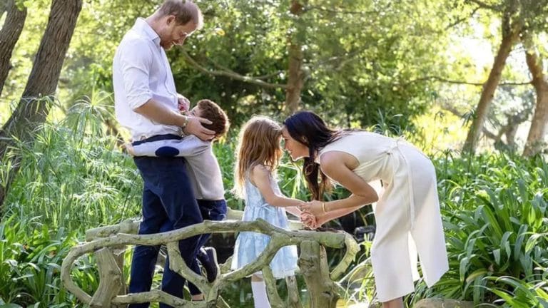 Harry e Meghan levam filhos ao Reino Unido para reencontro com Charles III