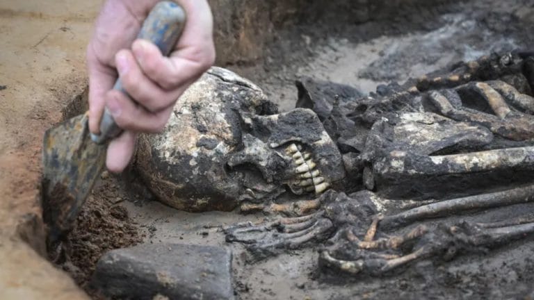 Homem de 5.000 anos encontrado sacrificado em forno na Alemanha