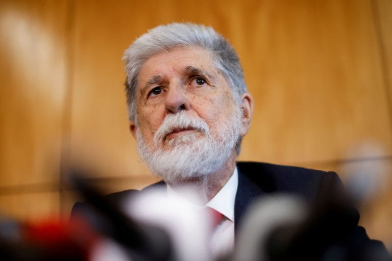 IA concentrada ameaça democracia e aprofunda desigualdade, alerta Amorim
