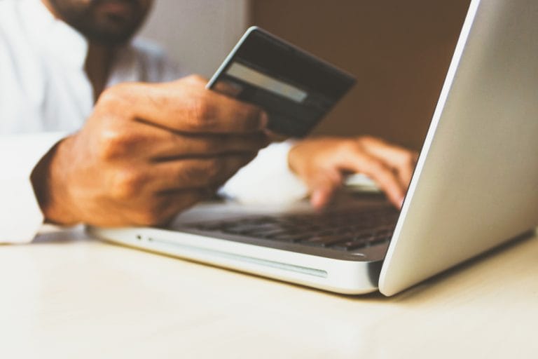 IA nas finanças: como assistentes virtuais gerenciam seu dinheiro