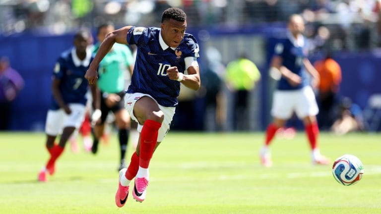 Inglaterra enfrenta Croácia na Copa após furto e susto com tornado
