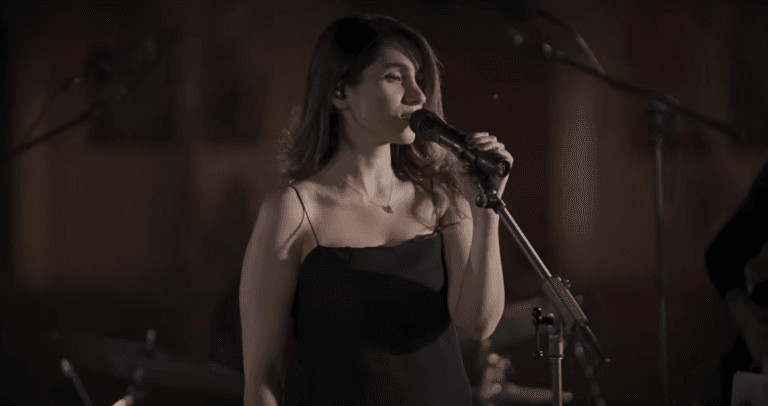 Irã condena cantora a 74 chibatadas por cantar sem véu