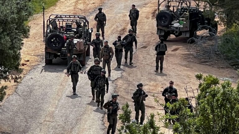 Israel mantém tropas no Líbano mesmo após cessar-fogo com Hezbollah