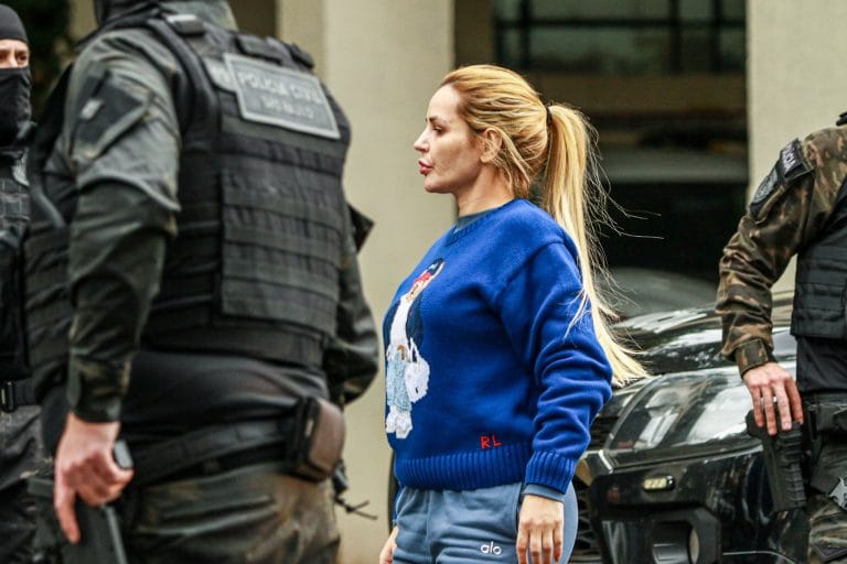Detida, Deolane Bezerra recebe cartas românticas, mas descarta novos relacionamentos