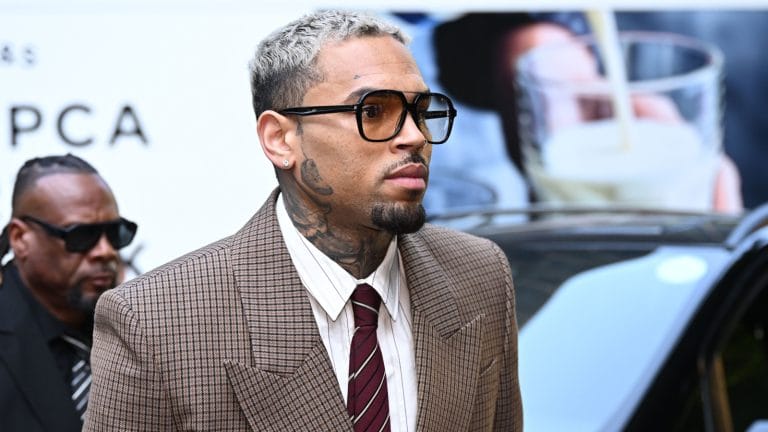Julgamento de Chris Brown é anulado após jurado pesquisar na internet
