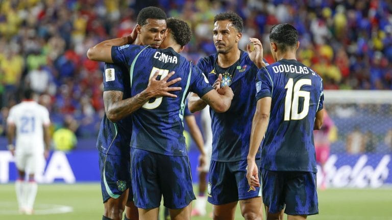 Lesão afasta Raphinha da Copa e abre briga por vaga no ataque da Seleção