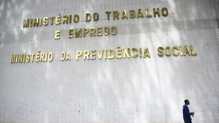 Maior lote de restituição do IR é pago hoje, totalizando R$ 16 bilhões