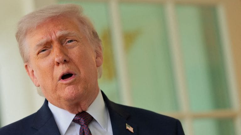 Marcas nas mãos de Trump voltam a preocupar durante cúpula do G7