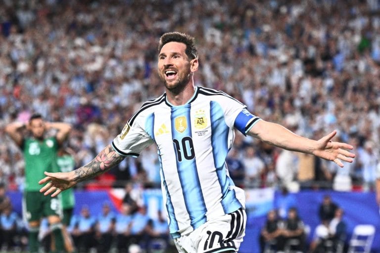 Messi faz hat-trick, bate recorde e Argentina goleia na estreia da Copa 2026