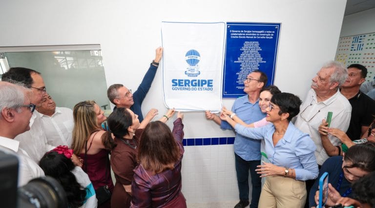 Mitidieri entrega escola reformada e creche do programa Ameei em Aracaju