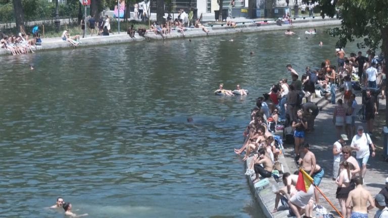 Moradores de Paris se refrescam em canal durante onda de calor