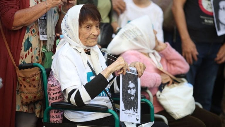 Morre aos 95 anos Taty Almeida, símbolo das Mães da Praça de Maio