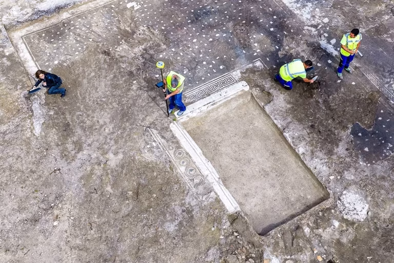 Mosaicos romanos são achados após denúncia de escavação ilegal na Itália
