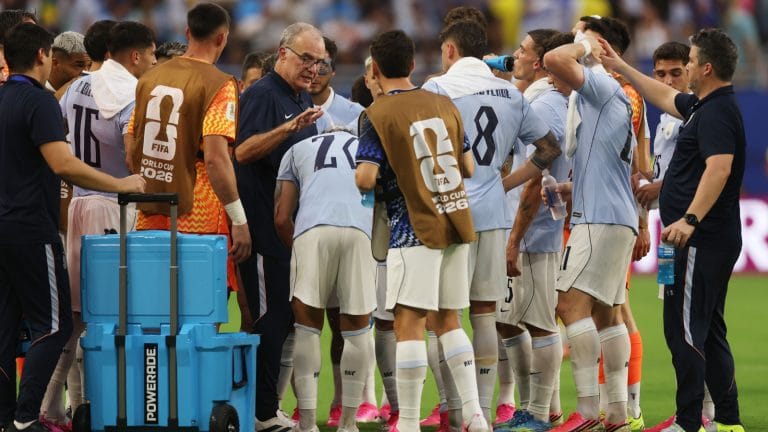 Neymar treina com bola e mira jogo contra a Escócia pela Seleção