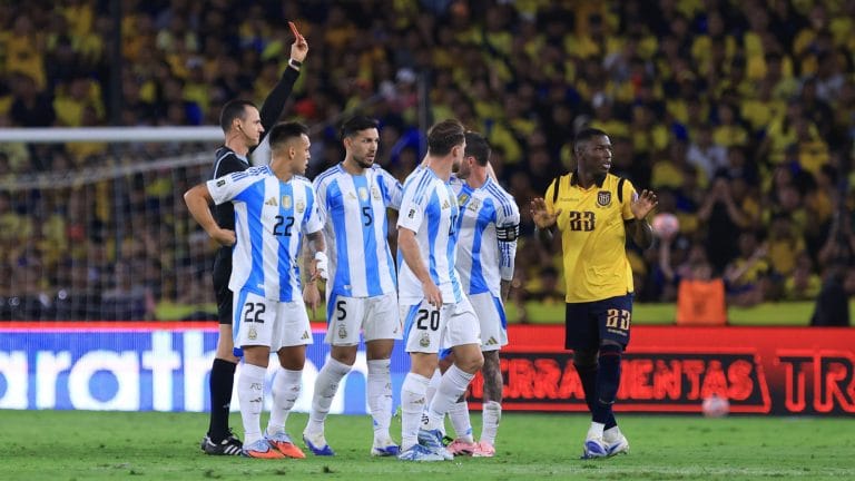 Nova regra da FIFA expulsa meia do Paraguai na estreia da Copa 2026