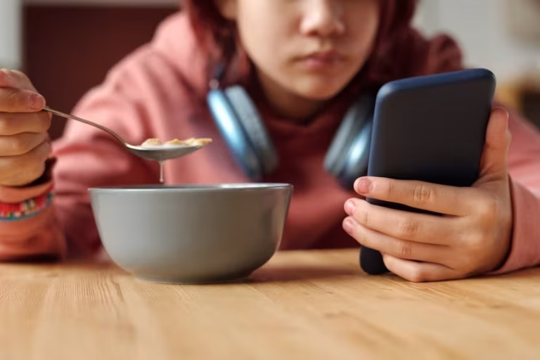 Pais usam mais celular que filhos à mesa, aponta estudo