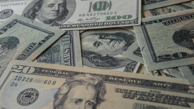 Petróleo cai 10% após acordo em Ormuz, mas mercado pode estar otimista demais