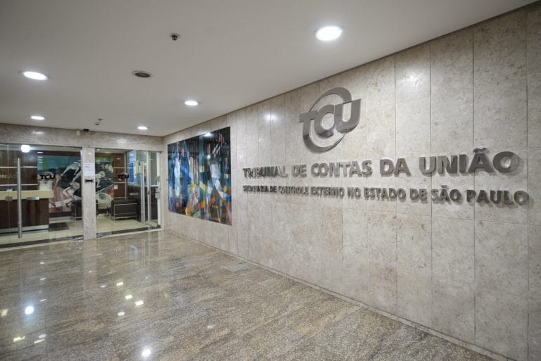 Polícia vai à casa de Bolsonaro colher depoimento sobre arma apreendida