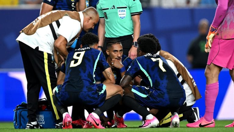 Raphinha sente dor na coxa e deixa jogo do Brasil contra o Haiti