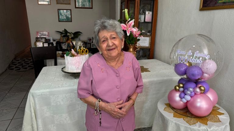 Servidora aposentada de Aracaju completa 100 anos com visita da prefeita