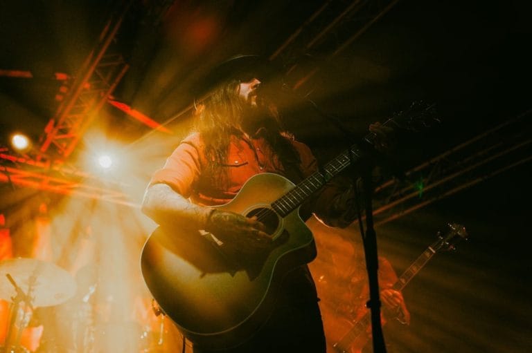 Shawn James lança ‘Passage’ e se prepara para shows no Brasil em agosto