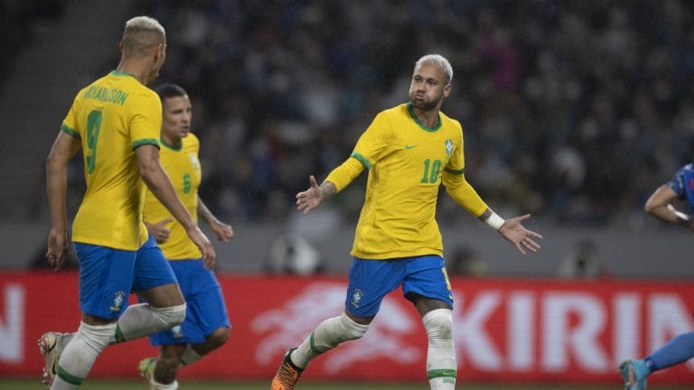 Técnico do Japão busca apoio de Zico antes do confronto com o Brasil na Copa