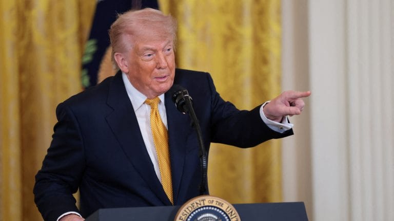 Trump critica votação do Senado que limita seus poderes de guerra contra o Irã