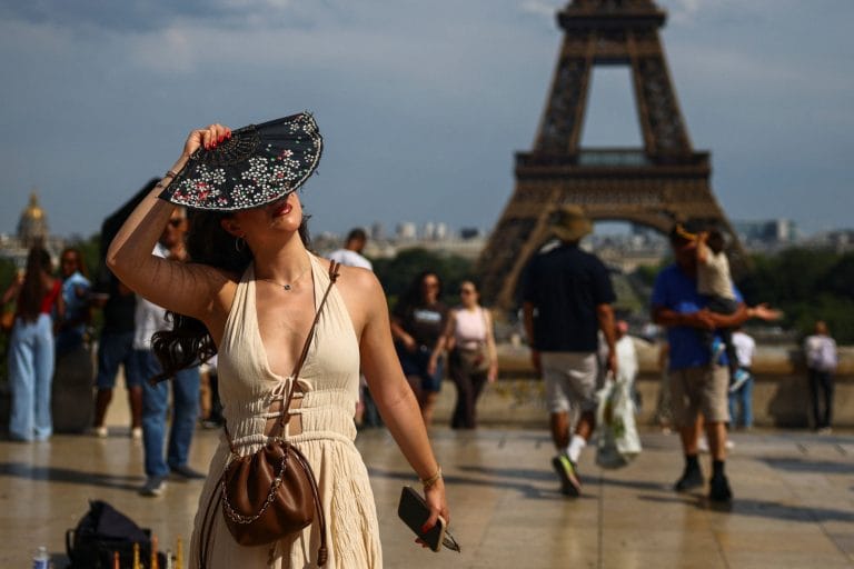 Turistas antecipam partida de Paris devido à forte onda de calor