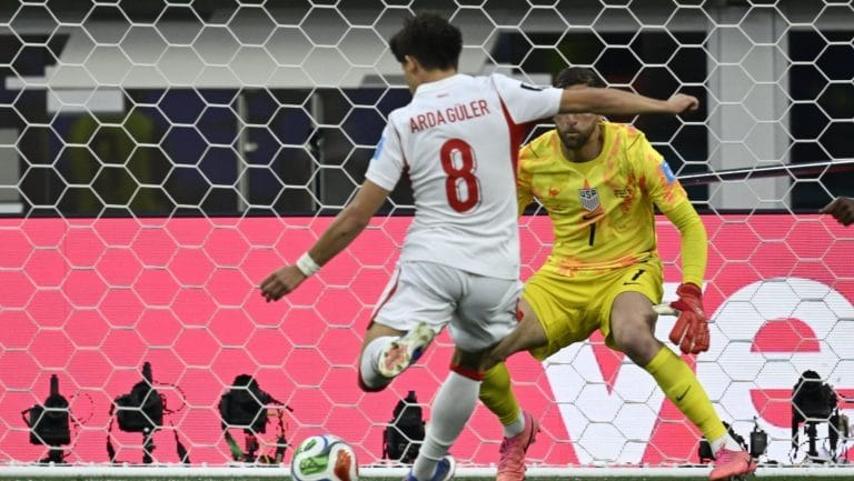 Turquia vence Estados Unidos no final e marca seus primeiros pontos na Copa do Mundo