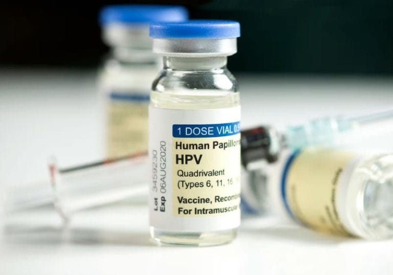 Vacina contra HPV zera mortes por câncer cervical em jovens na Inglaterra