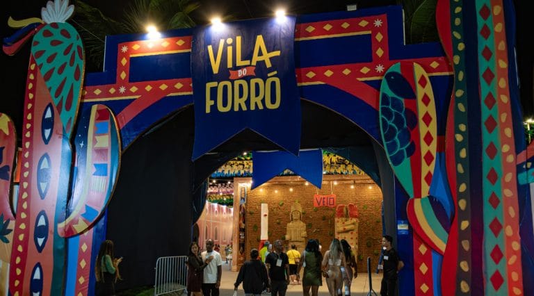 Vila do Forró tem shows, quadrilha e teatro nesta segunda-feira