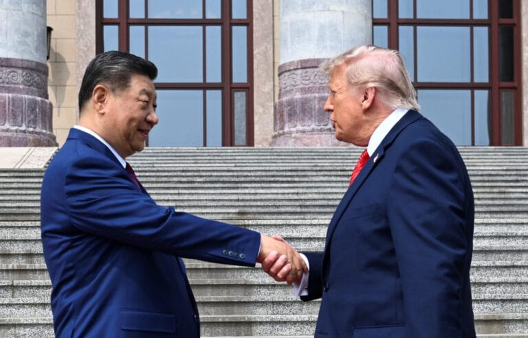 Ações dos EUA Fortalecem China no Cenário Internacional, Afirma Professor