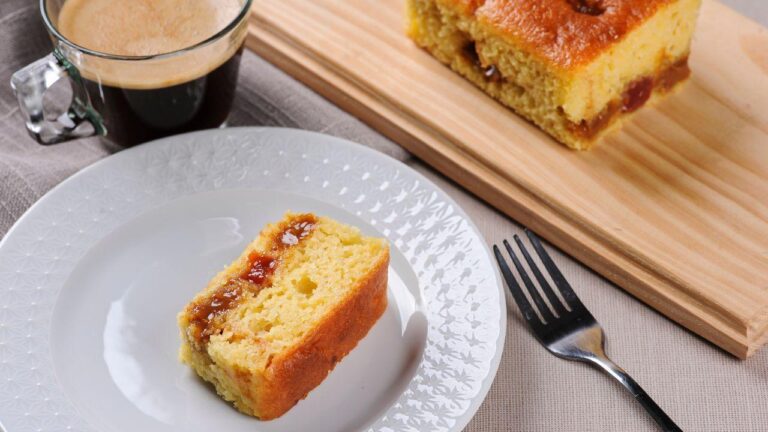 Aprenda a fazer bolo de iogurte com goiabada recheado direto do forno
