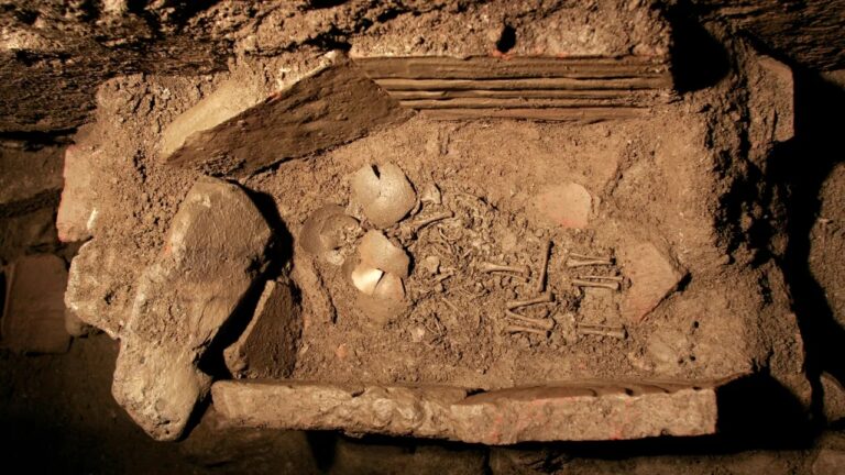 Arqueólogos revelam túmulo bizantino de gêmeos com costela extra