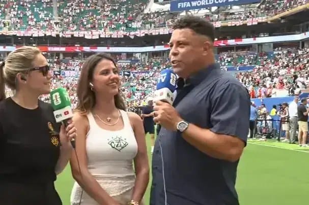 Bellingham brilha e se torna terceiro maior artilheiro inglês em Copas