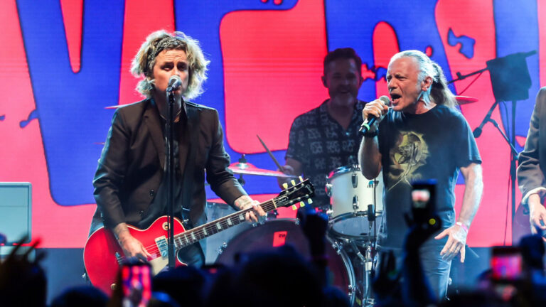 Billie Joe Armstrong e Bruce Dickinson empolgam fãs com cover na Comic-Con