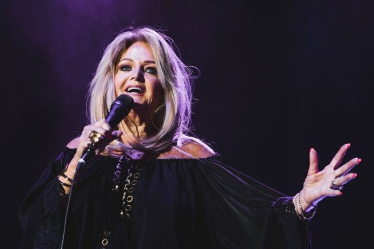 Bonnie Tyler, lenda do rock e voz de “Holding Out for a Hero”, morre aos 75