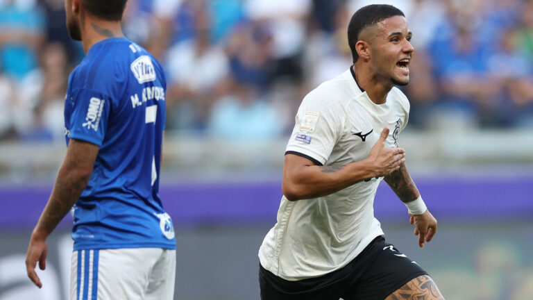 Botafogo bate Cruzeiro no Mineirão e encosta no G5