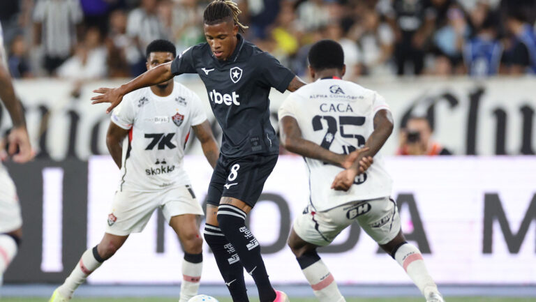 Botafogo pressiona, Vitória resiste e partida termina sem gols