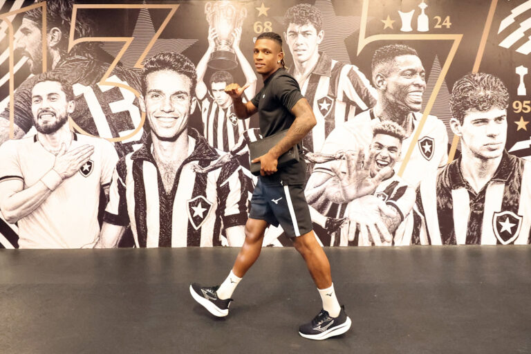 Botafogo propõe troca com Zenit e provoca atrito com Danilo