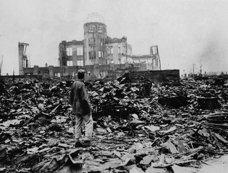 Caçador de Ossos de Okinawa Busca Restos da Batalha de 1945