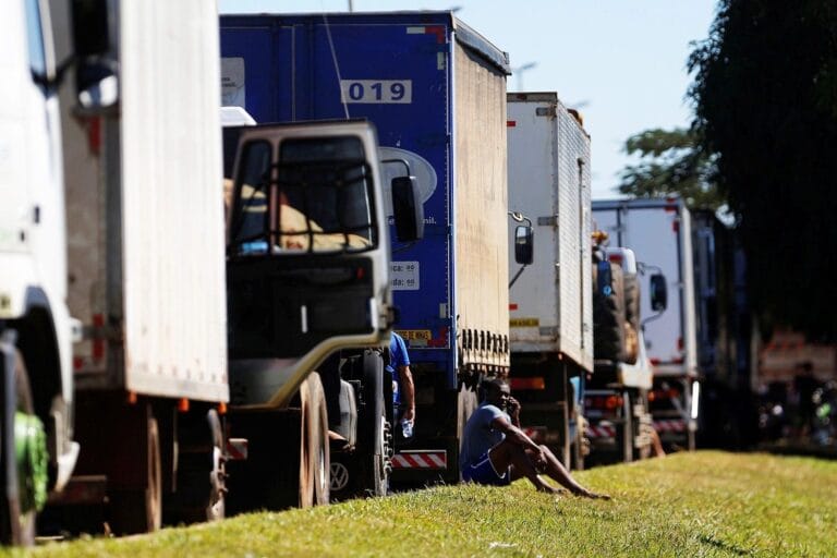 Caminhoneiros iniciam greve em SP; polícia informa que trânsito não é afetado