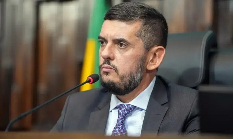 Carlos visita Jair Bolsonaro e fala sobre atual cenário político