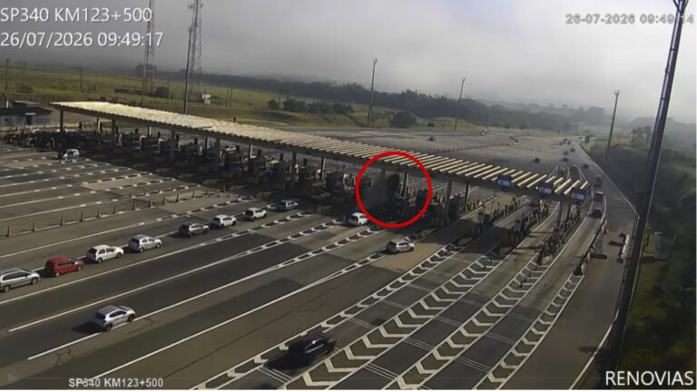 Carro em alta velocidade derruba teto de pedágio em Campinas