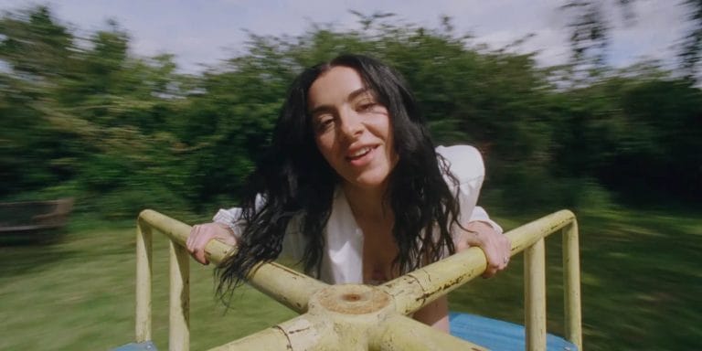 Charli XCX traz pop-rock e alt-rock no novo single “Wink Wink”